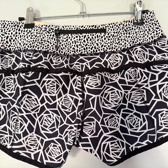 Lululemon Speed Mid Rise Shorts - Posey Black & White Mosaic - Picture 3 of 4